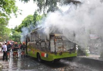 রাজধানীতে যাত্রীবাহী ছয়টি বাসে অগ্নিসংযোগঃ নিহত ১