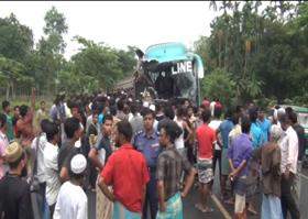 সিলেটে বাস ও ট্রাকের মুখোমুখি সংঘর্ষঃ নিহত ৮, আহত ২০