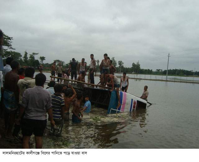 কালীগঞ্জে বাস উল্টে খাদে পড়ে এক শিশু নিহত আহত-২০