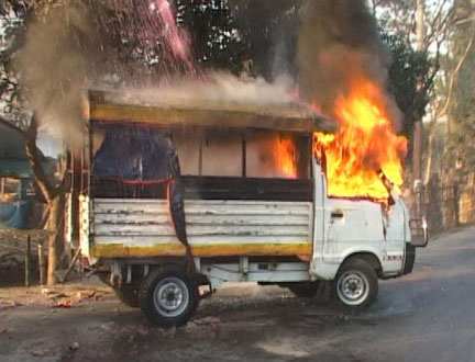 রাজশাহীতে শিবির-পুলিশ সংঘর্ষঃ পুলিশের গাড়ীতে অগ্নিসংযোগ