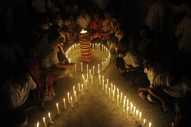 কাদের মোল্লার ফাঁসির দাবিতে রাজধানীর শাহবাগে সর্বস্তরের মানুষ