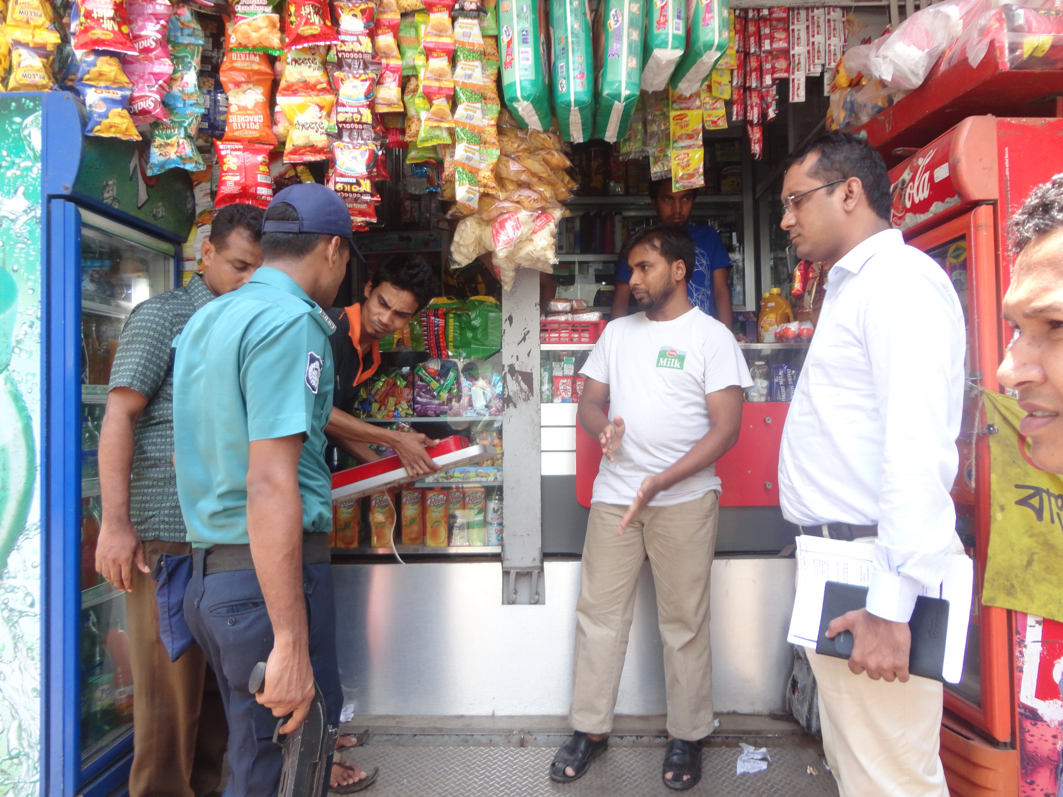 ওয়ারীতে ভ্রাম্যমান আদালতের অভিযানঃ জরিমানা আদায় ও অবৈধ বিজ্ঞাপন অপসারণ