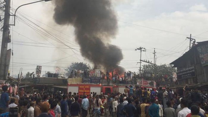 কারওয়ান বাজার সংলগ্ন রেলওয়ে বস্তিতে অগ্নিকাণ্ড