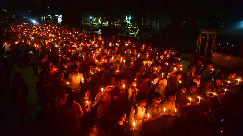 মোমবাতি জ্বালিয়ে আবরারকে স্মরণ